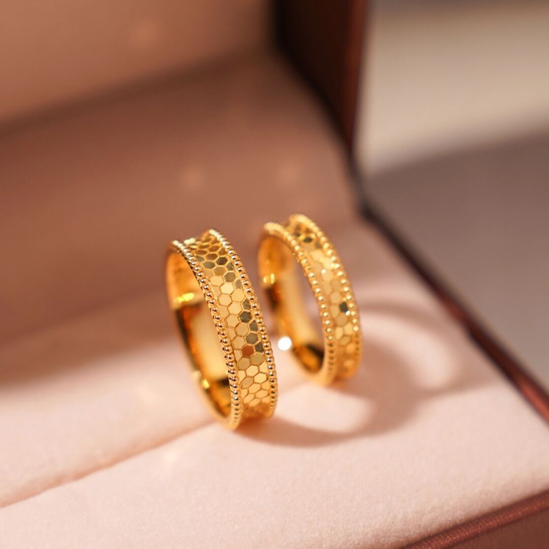 Women Accessories Dubai - Puur Gouden Kleur Glans Honingraat Ring