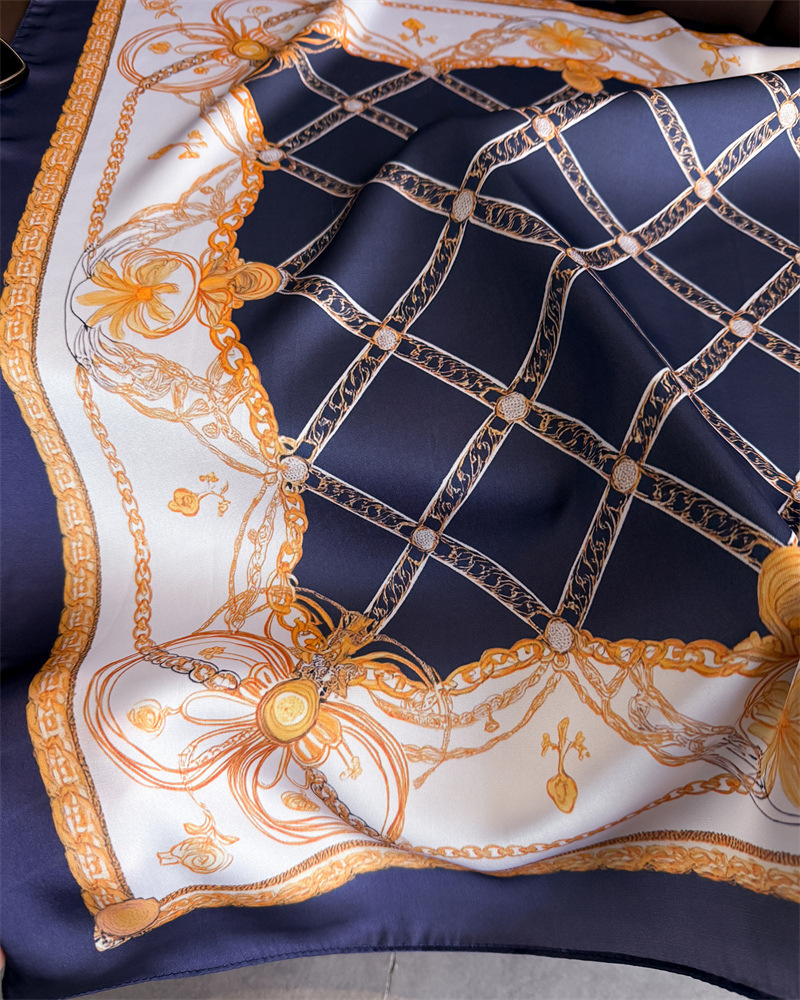 Blauwe klassieke kettingprint  - Silk Scarf Square recensie en prijs